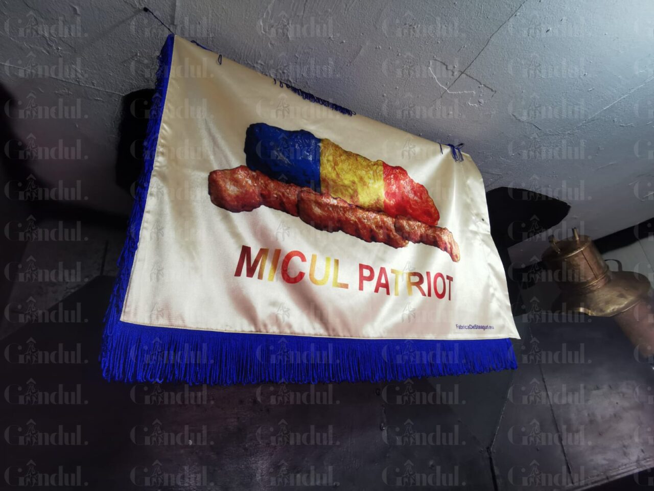 VIDEO | Zeci de oameni au stat la coadă în fața grătarelor de la Terasa Obor. „Nu e 1 Decembrie fără mici”