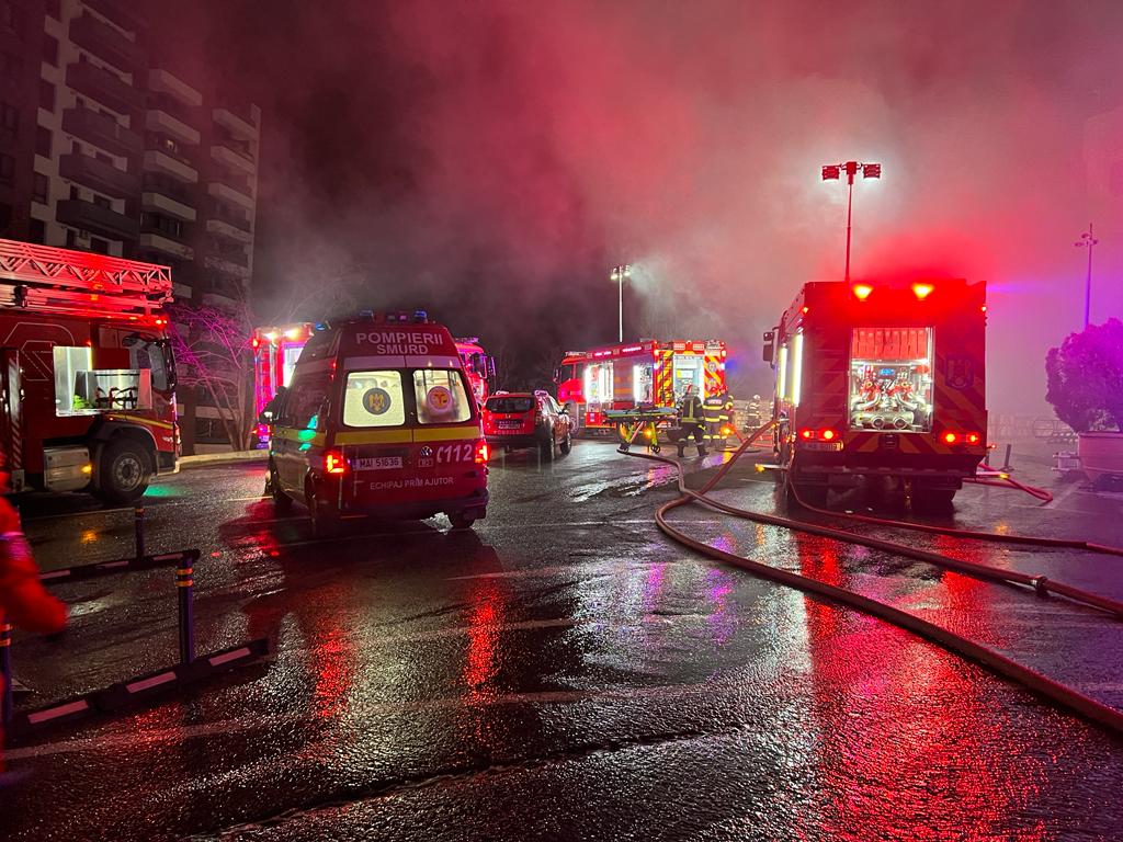 Incendiul de la Iulius Mall din Cluj a fost PROVOCAT. Trei tineri, suspectaţi că ar fi aruncat „un obiect pirotehnic de mici dimensiuni”