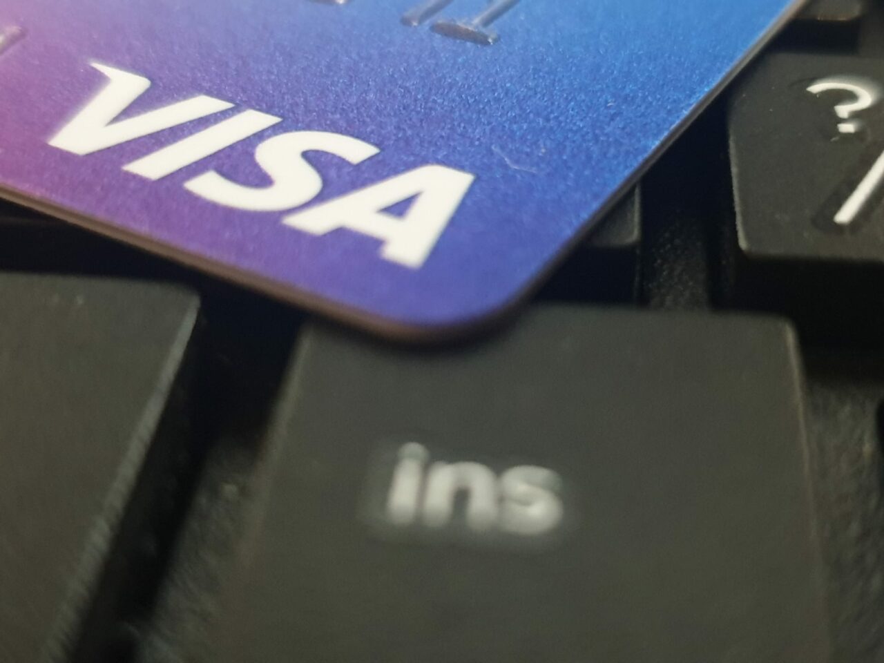 Conturi bancare BLOCATE. Ce trebuie să știe românii care au buletin de identitate în curs de expirare