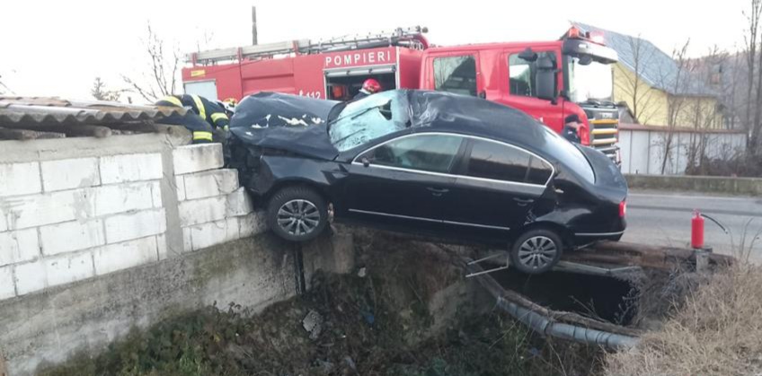 FOTO-VIDEO. Accident spectaculos în Argeș. O șoferiță a rămas suspendată cu mașina pe gardul unei gospodării, după ce a lovit un cal