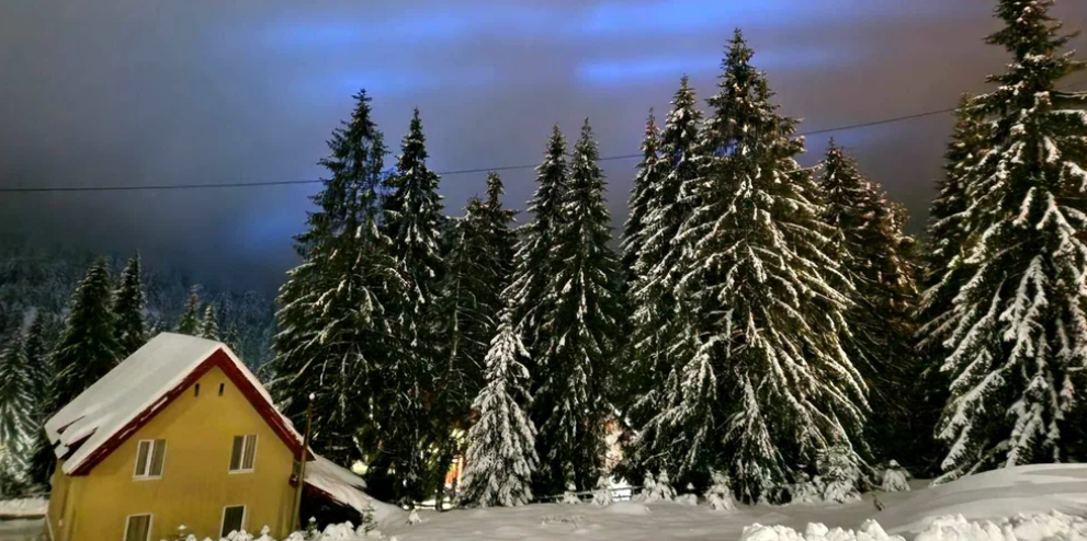 FOTO | Fenomen extrem de rar! Aurora boreală albastră, vizibilă în România