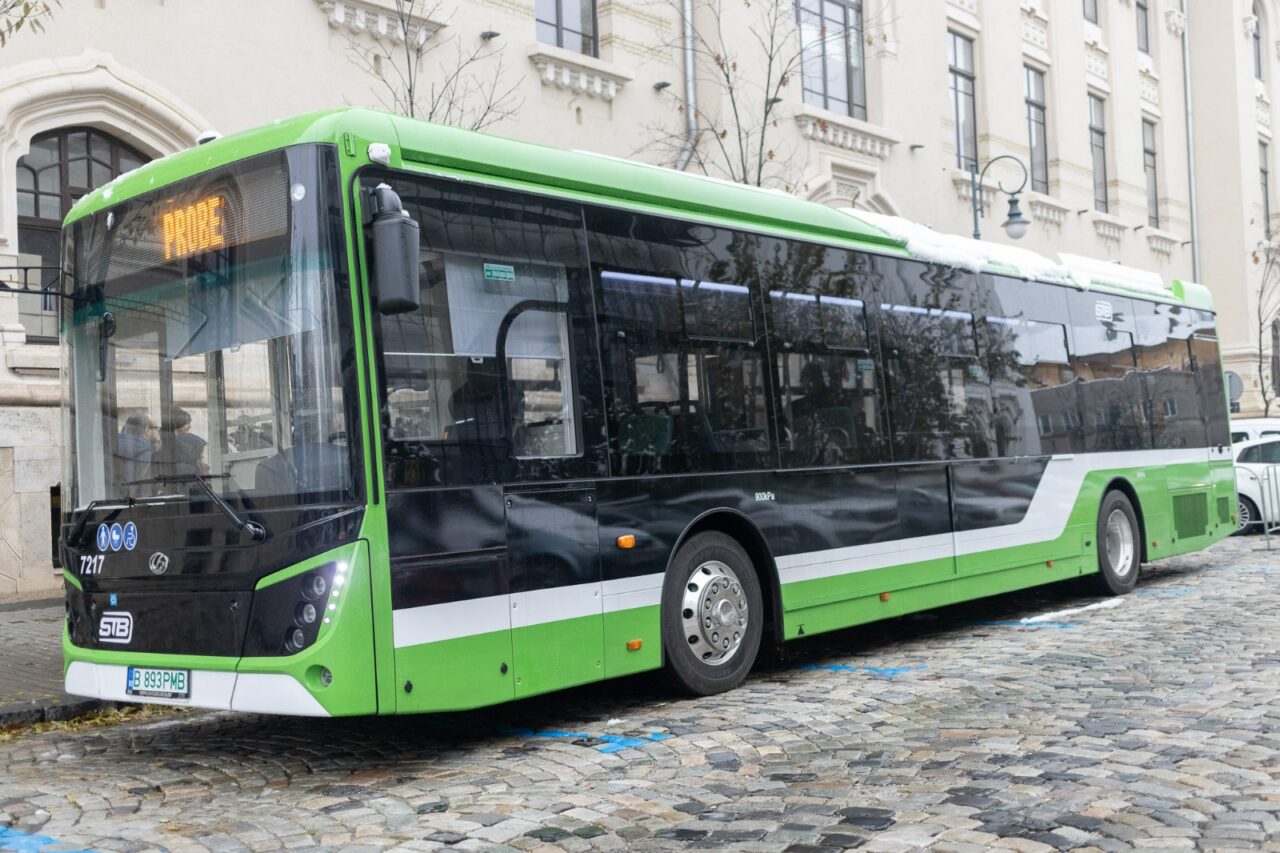 EXCLUSIV | Pot rămâne în „pana prostului” autobuzele electrice din București? STB: „Se retrag de pe traseu când bateria ajunge aproape de 30%”
