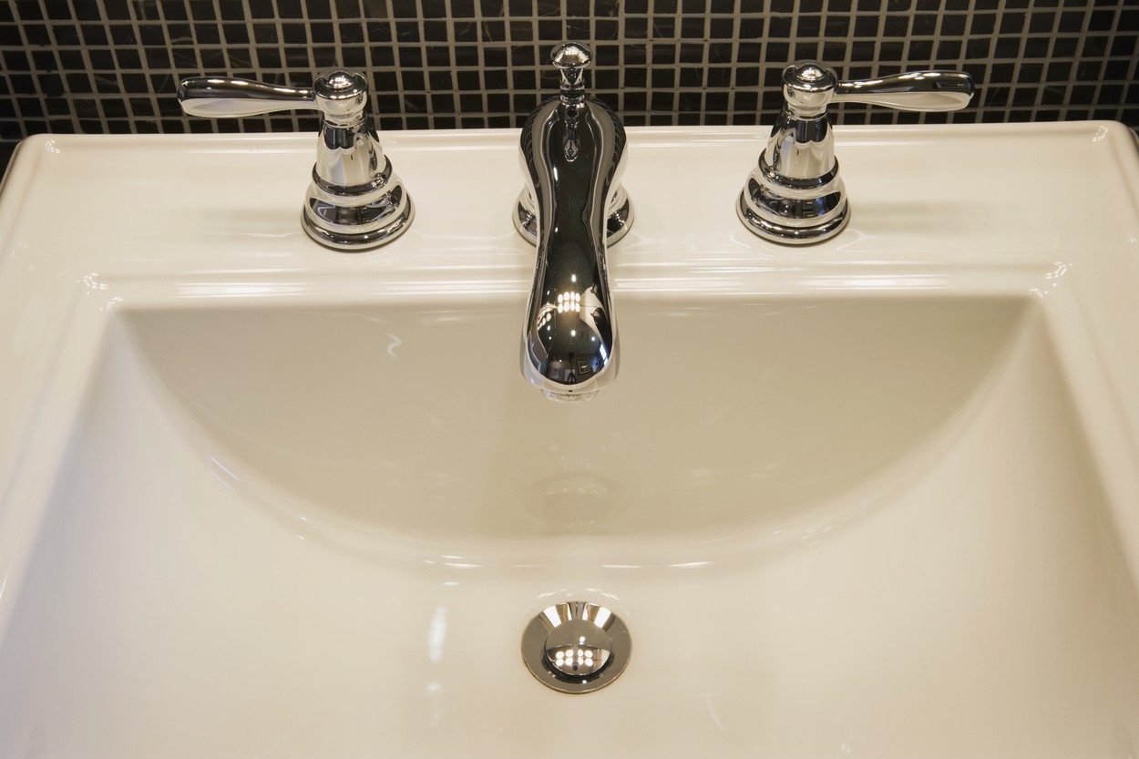 Un ingredient banal poate îndepărta RAPID calcarul sau petele de apă de pe obiectele sanitare