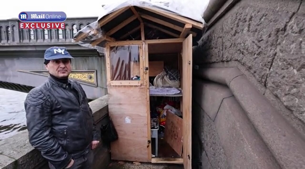 Om al străzii „cazat” în cea mai scumpă zonă din Londra. Face duș o dată pe săptămână și folosește WC-ul unei stații de autobuz / Cât l-a costat totul