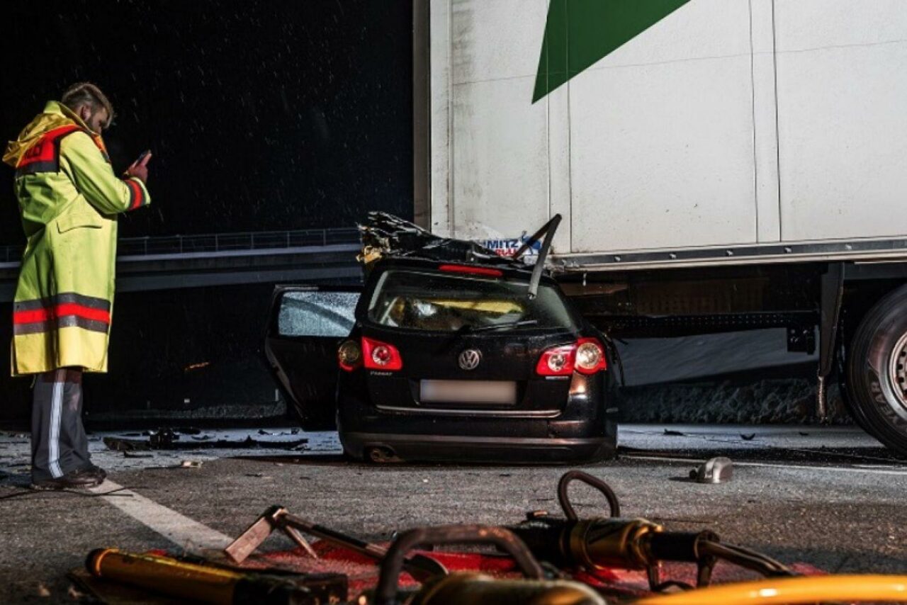 Accident cumplit în Germania! Doi români au murit striviţi după ce au intrat cu mașina sub un TIR