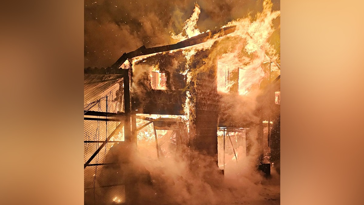 FOTO: Tragedie în Dâmbovița. Doi oameni găsiți carbonizați, în casa cuprinsă de flăcări.