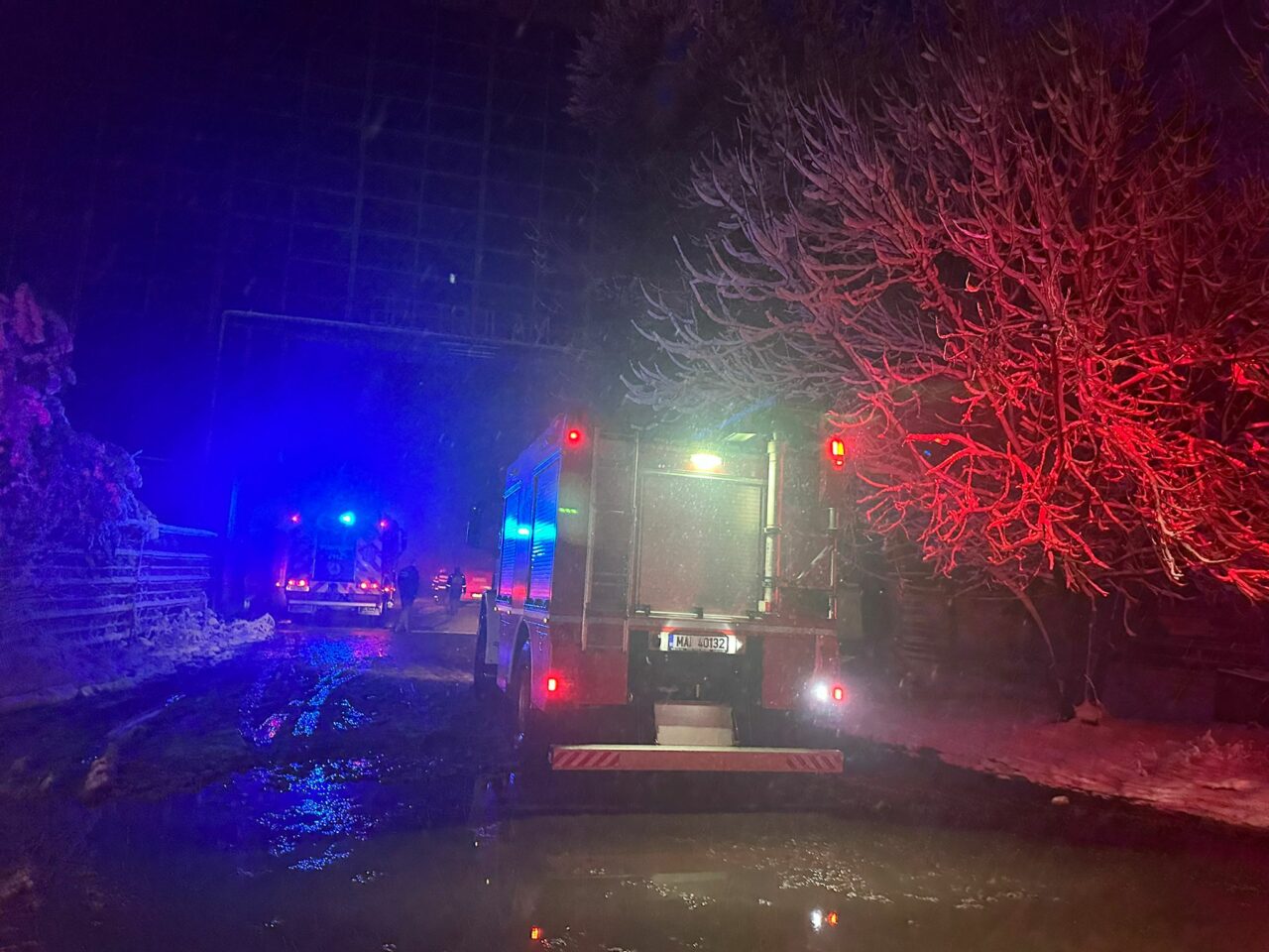INCENDIU puternic la o hală situată pe Șoseaua Berceni, în sectorul 4. Flăcările au cuprins o suprafață de aproape 50 mp și sunt degajări mari de fum