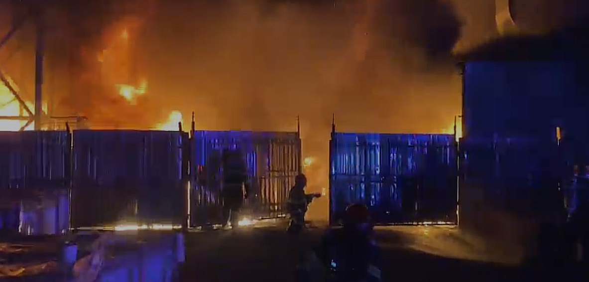 VIDEO | Incendiu puternic în curtea unui centru comercial din Cluj-Napoca. Clienţii au fost evacuaţi