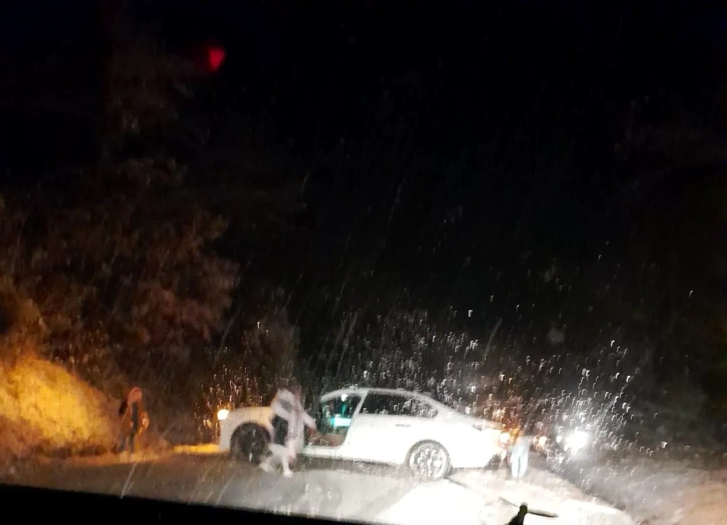 Lipsă totală de spirit civic: Un șofer a blocat un drum public ca să-și protejeze mașina de lux