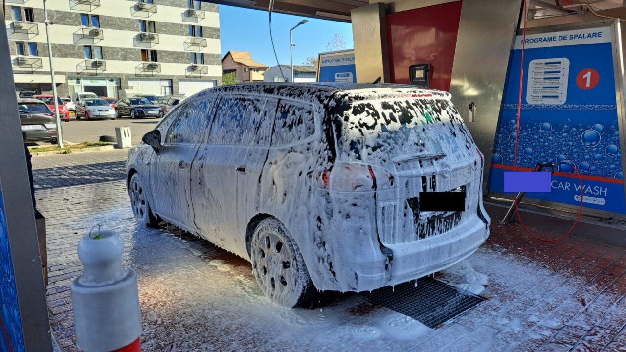 Ce se întâmplă dacă îți SPELI mașina iarna și care este greșeala pe care mulți șoferi o fac
