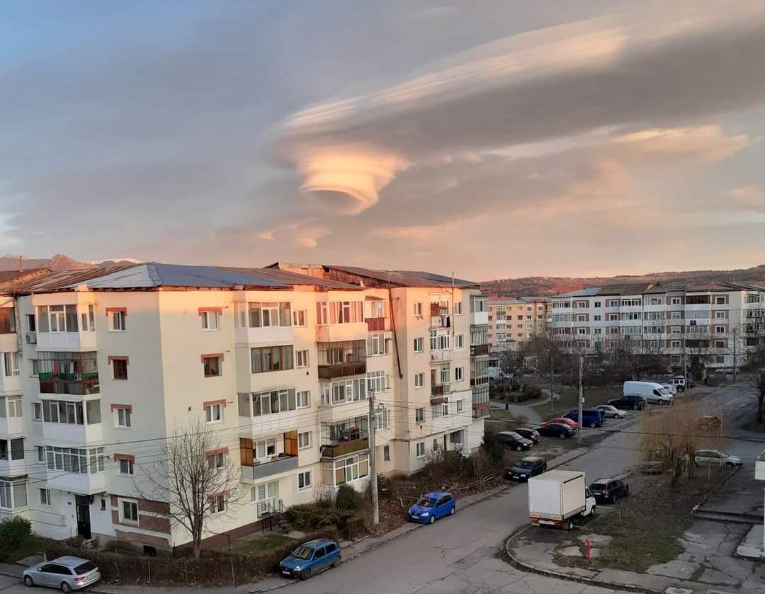 Ce este norul „OZN” care a dat peste cap liniștea orașului Câmpulung Muscel. „Zici că e un portal”