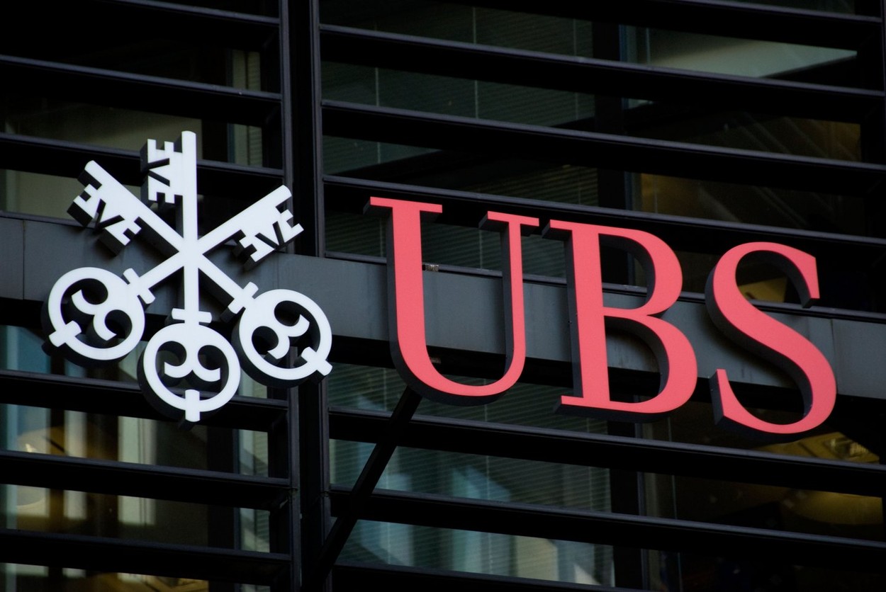 Financial Times: Compania de investiții Cevian Capital mizează pe relansarea grupului bancar UBS, în pofida efectelor preluării Credit Suisse
