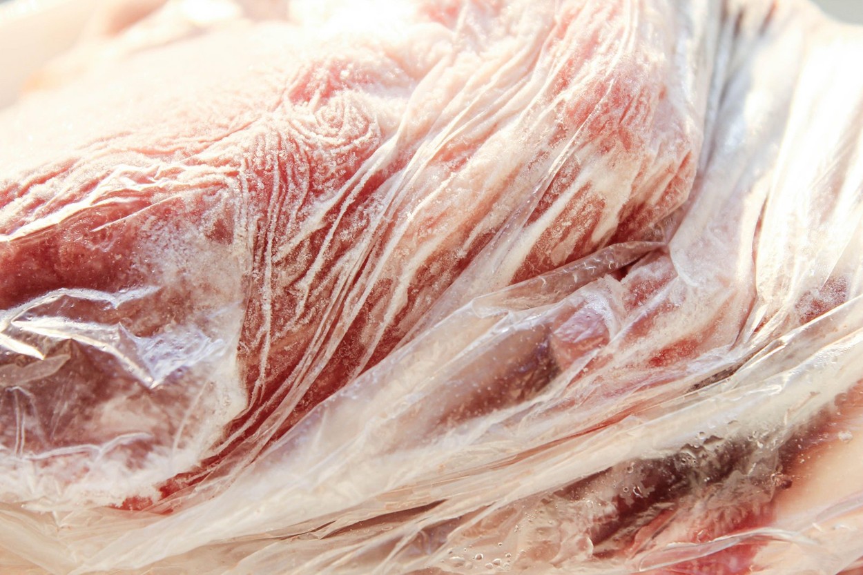 Cât rezistă carnea de PORC în congelator, de fapt. Greșeala pe care mulți români o fac