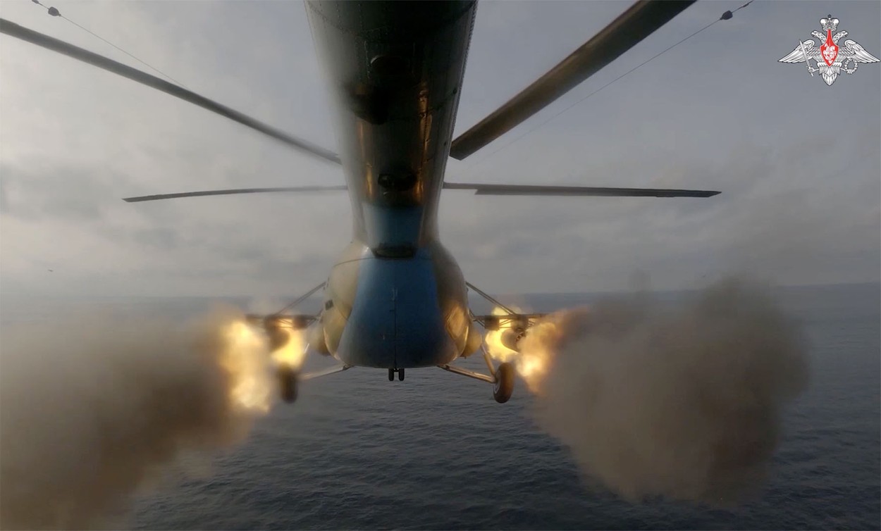 VIDEO | Echipajul unui elicopter „arhaic” rusesc încearcă, aparent fără succes, să distrugă o dronă navală ucraineană