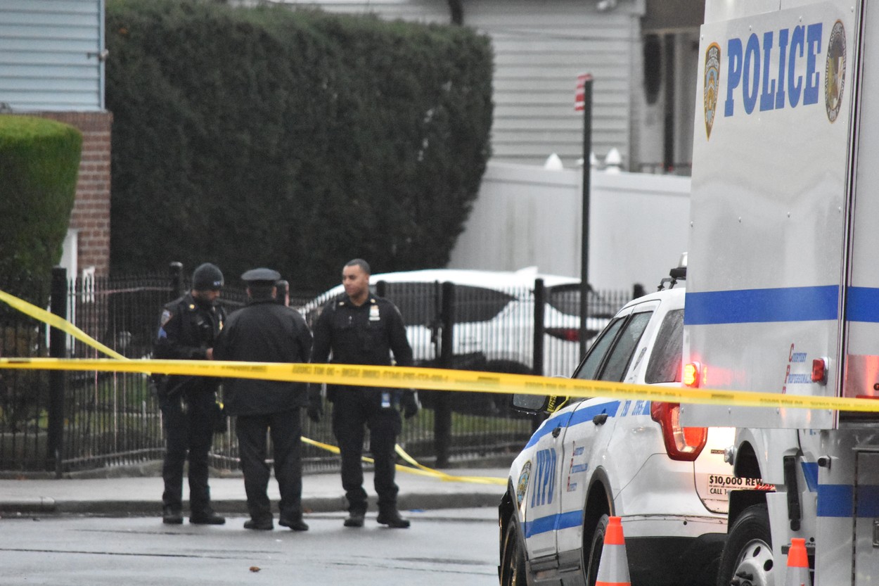 Doi adulți și doi copii au fost UCIȘI de o rudă, într-un cartier din New York. Alte trei persoane au fost rănite, între care doi polițiști