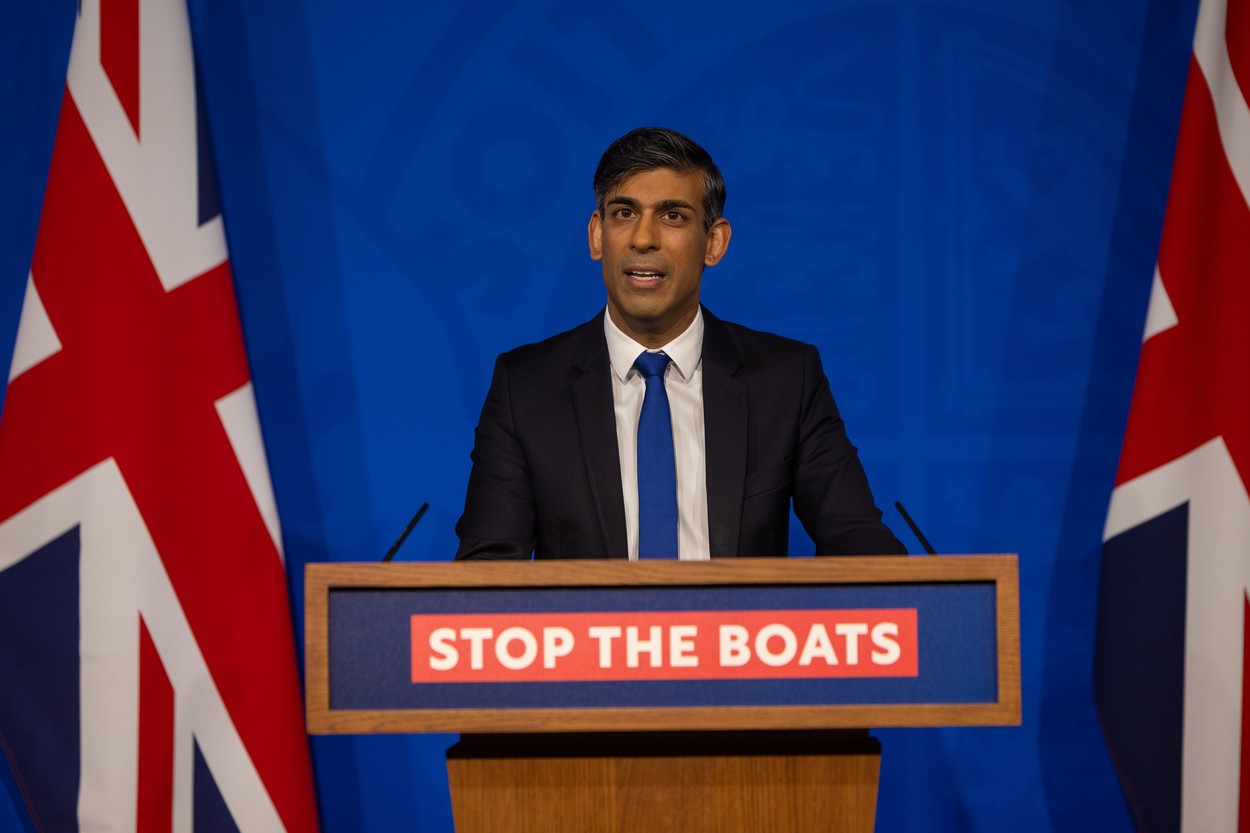 Sunak A DEMISIONAT din funcțiile de premier britanic și de lider al Partidului Conservator/ Starmer a primit sarcina de a forma guvernul