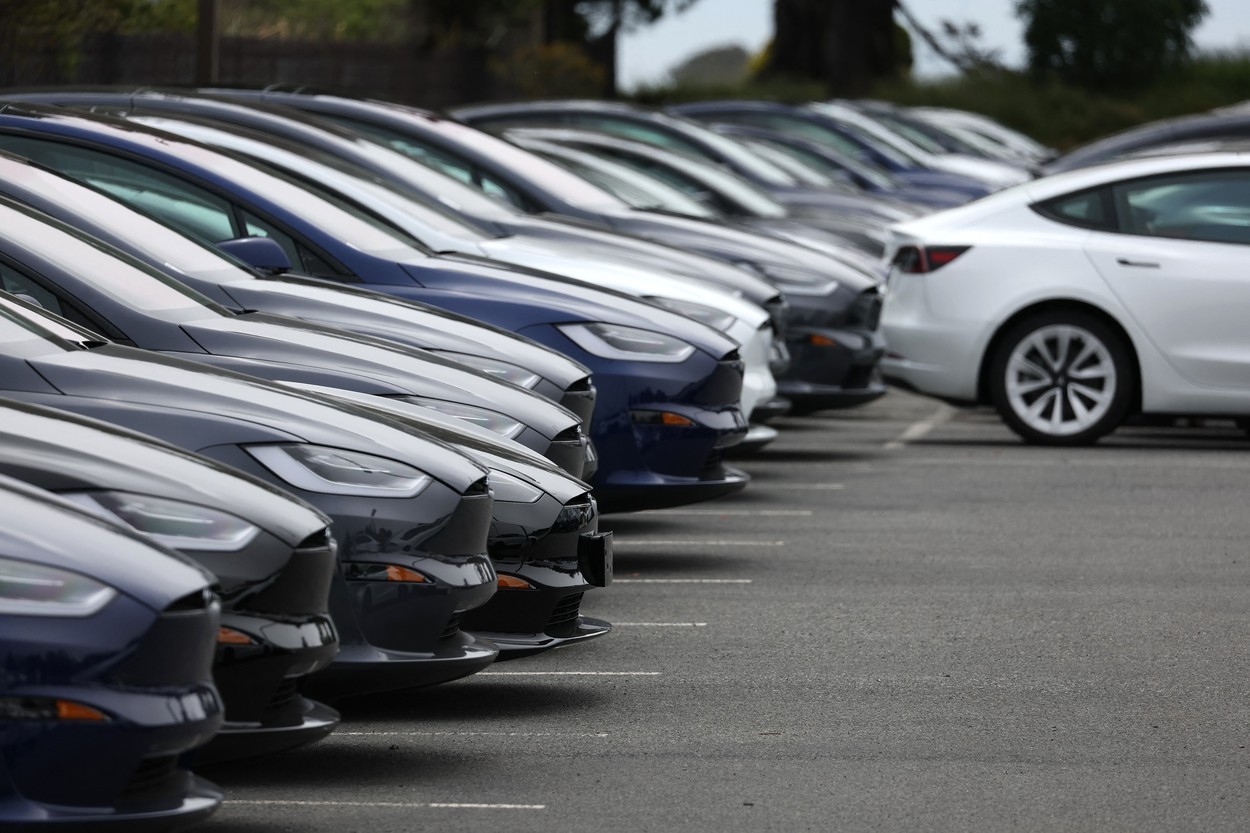 Tesla cheamă în service peste două milioane de mașini, pentru a remedia funcții ale sistemului de pilot automat