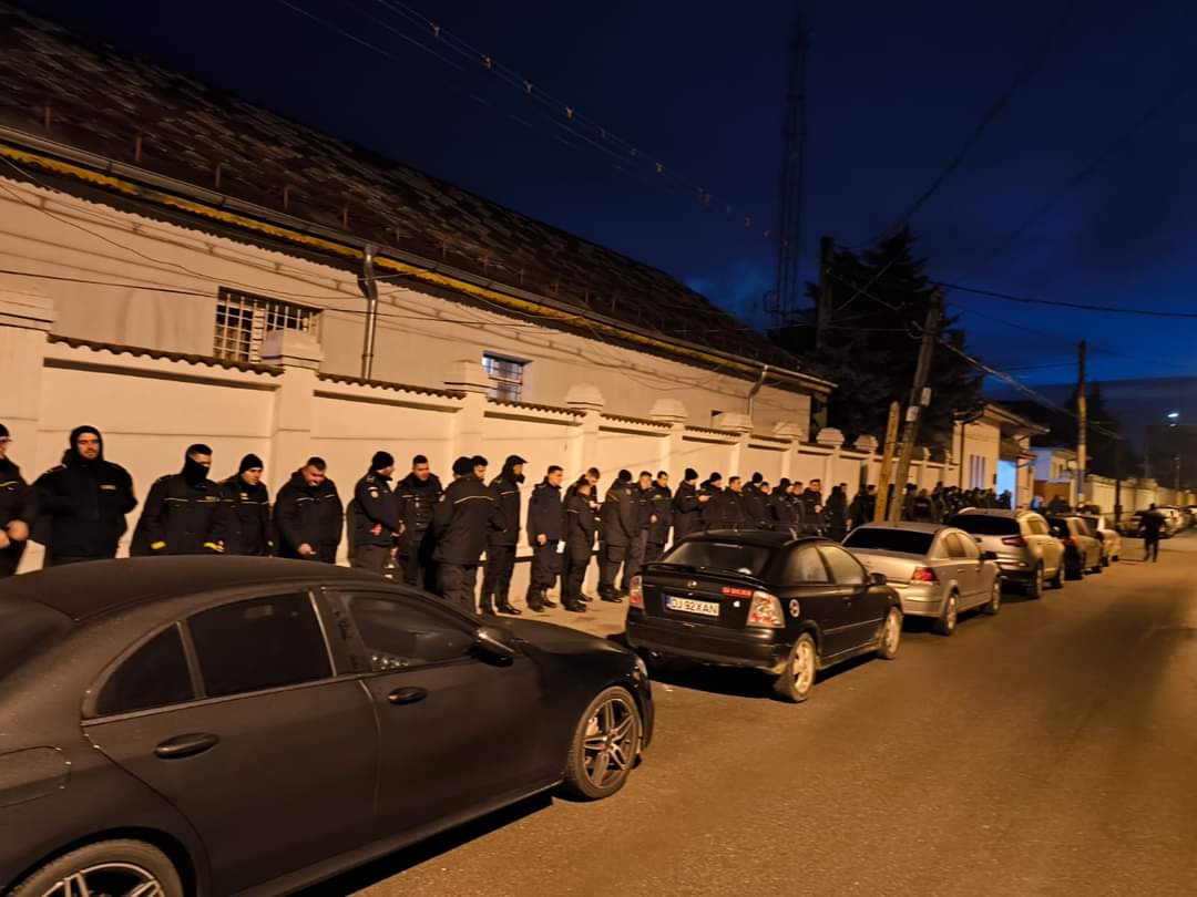 FOTO: Polițiștii de la Penitenciarul Craiova, protest de la prima oră a dimineții. Principalele nemulțumiri
