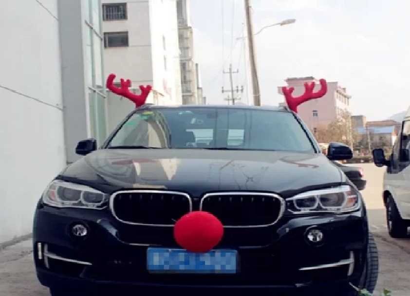 Coarnele și nasul de ren de pe mașină îți pot aduce o AMENDĂ mare. Ce produse trebuie să eviți