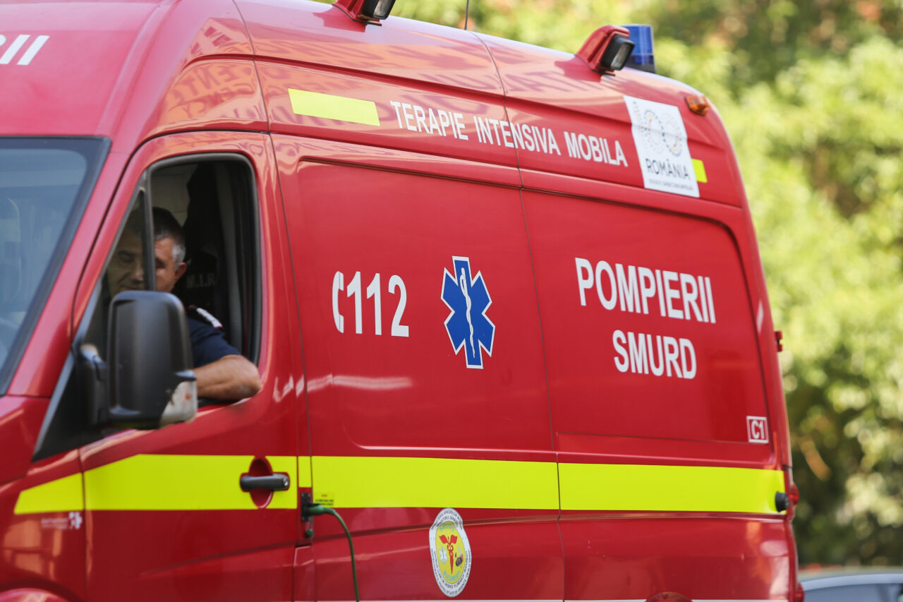 Bărbat rănit grav după ce a aruncat o PETARDĂ lângă o canistră cu benzină