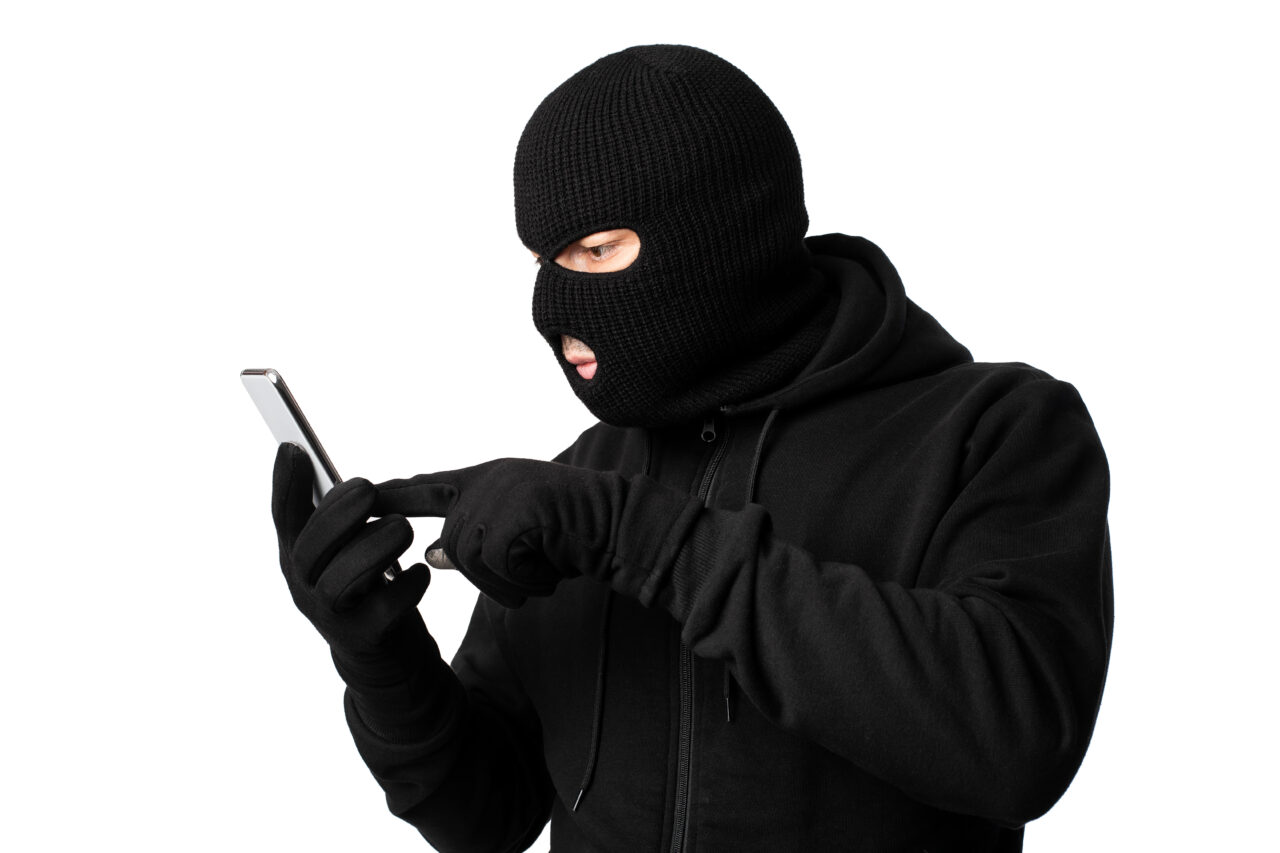Doi hoți au returnat un smartphone cu Android când au realizat că nu e un iPhone
