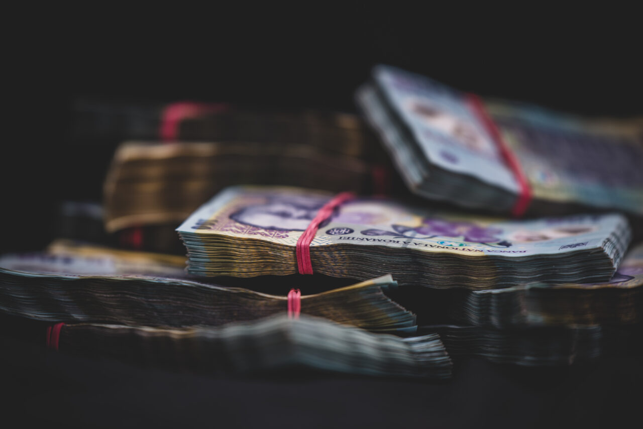 Deși Guvernul a promis că reduce cheltuielile, peste 10.000 de bugetari au fost angajați în 2023. Cât cheltuie statul din bani publici pentru salarii
