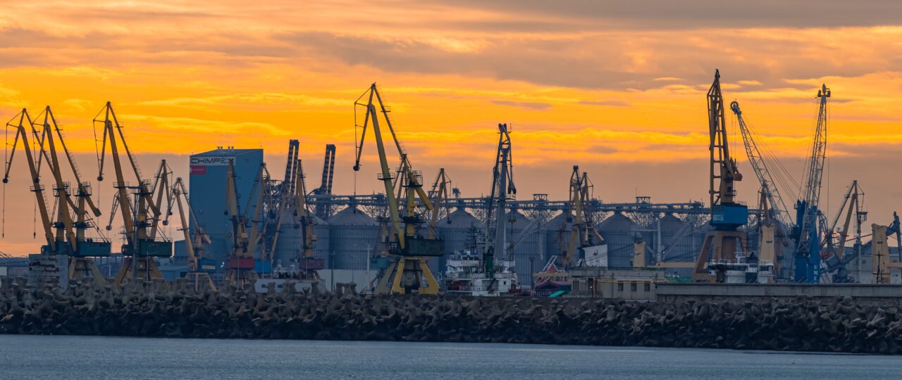 O nouă taxă pentru șoferii de TIR, în Portul Constanța. Transportatorii au tras camioanele pe dreapta