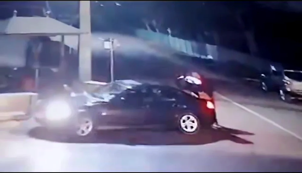 VIDEO | Șoferul unui BMW, filmat în timp ce fură cartofi din fața unui magazin sătesc din județul Buzău