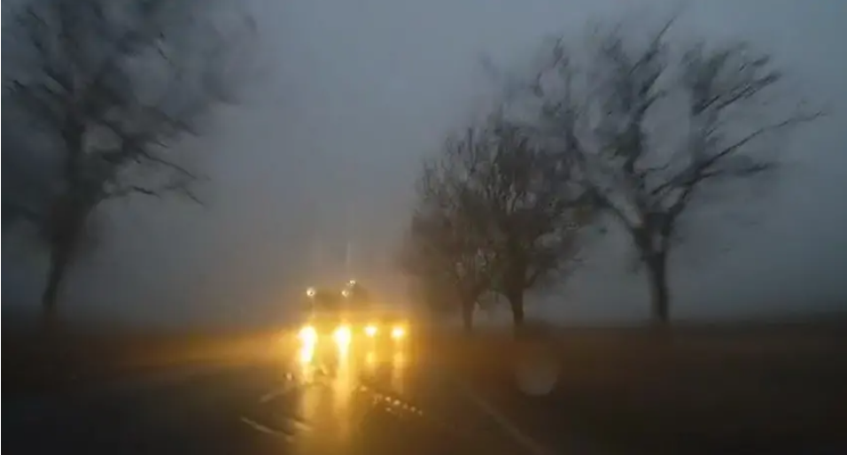 VIDEO | „Ușor, iubire”. Doi soți au fost la un pas de moarte, după ce un șofer inconștient a intrat pe contrasens și era să îi lovească frontal