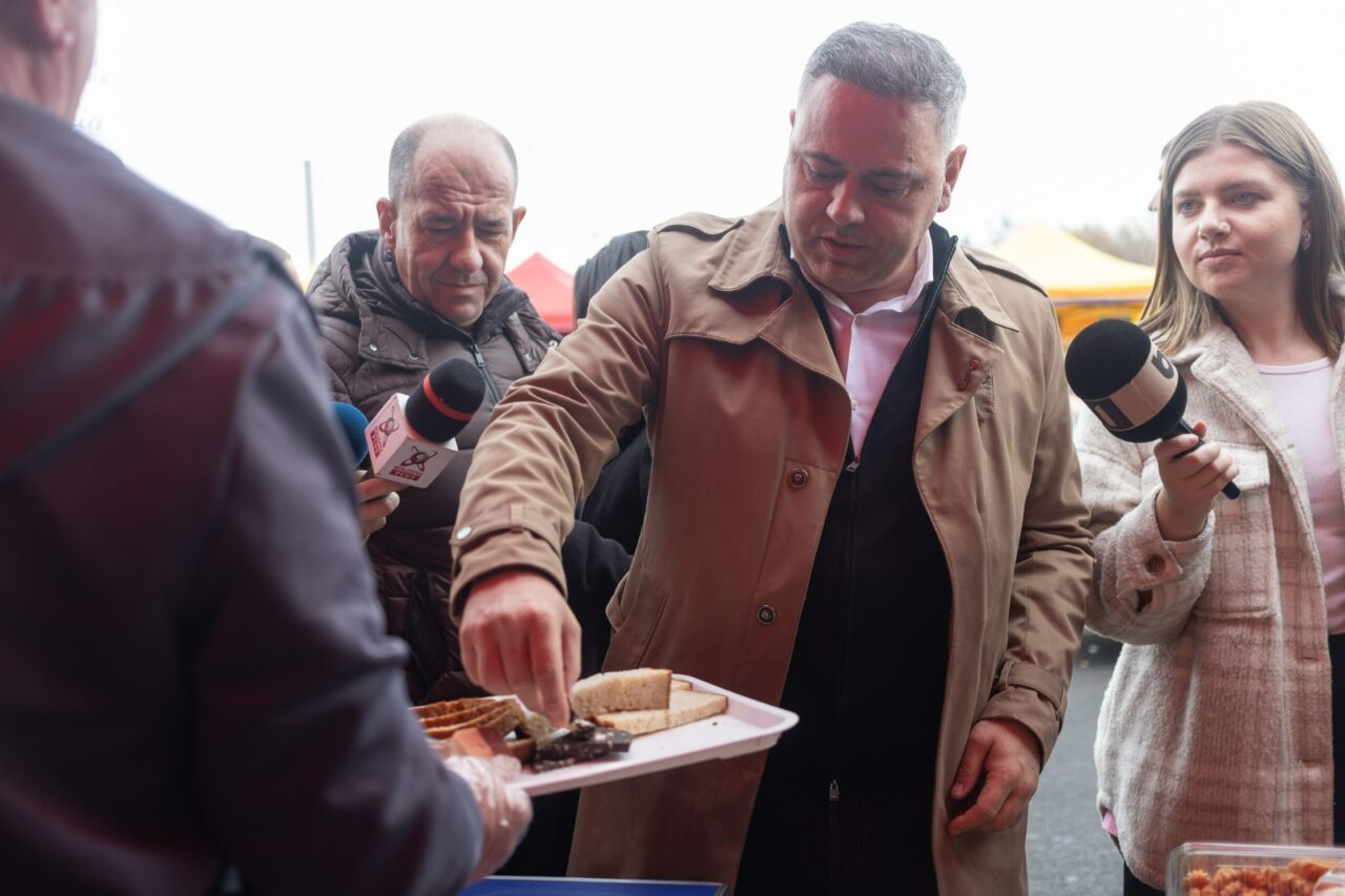 Ce și-a cumpărat ministrul Agriculturii de la Târgul de bunătăți tradiționale din București | GALERIE FOTO