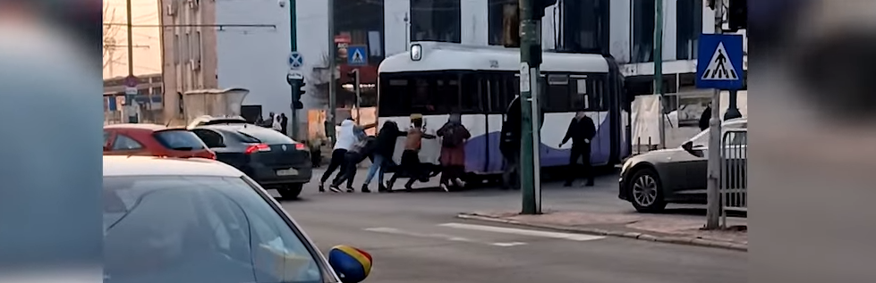 VIDEO | Tramvai împins de călători, după ce a rămas blocat  într-o intersecţie din Timișoara.