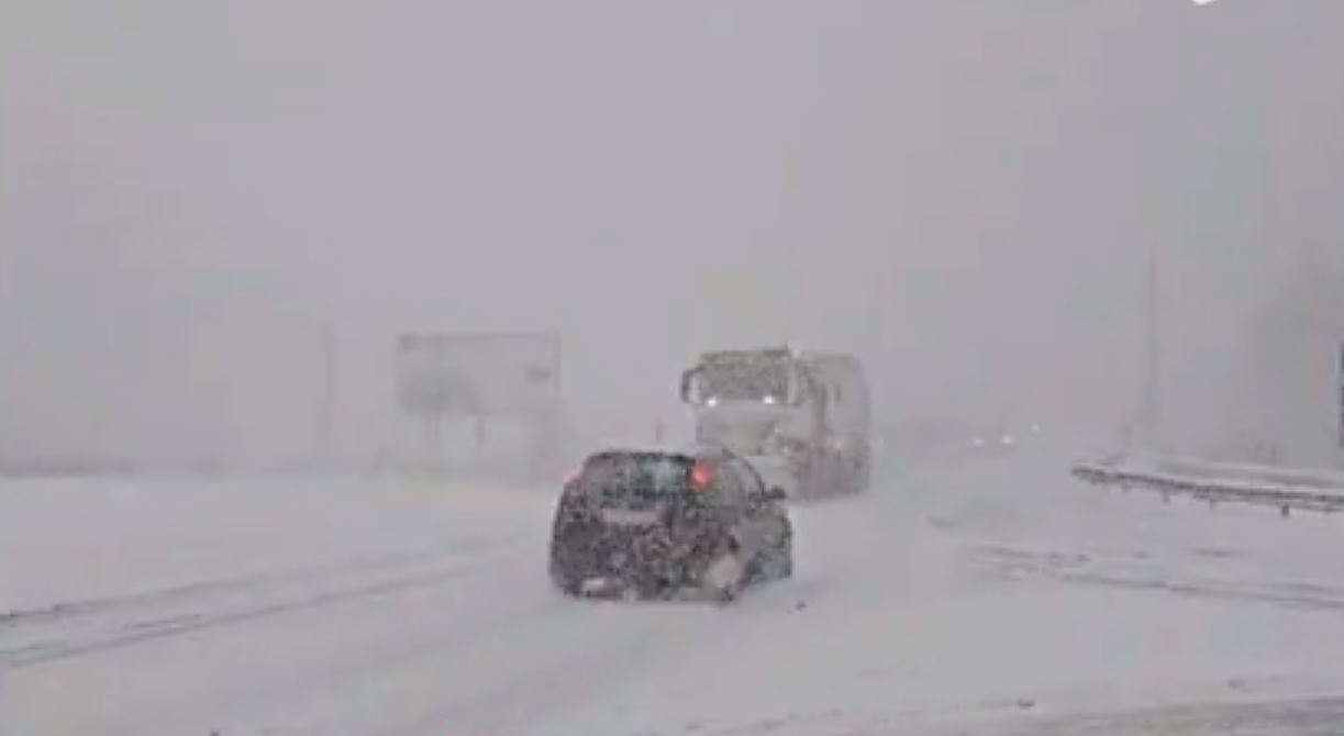 Valea Prahovei, BLOCATĂ de ninsoare. Vremea rea provoacă probleme mari în trafic