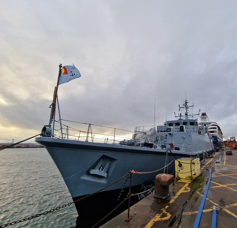 Primul vânător de mine achiziționat de la guvernul britanic ajunge marți în portul militar Constanța. Care sunt dotările navei militare