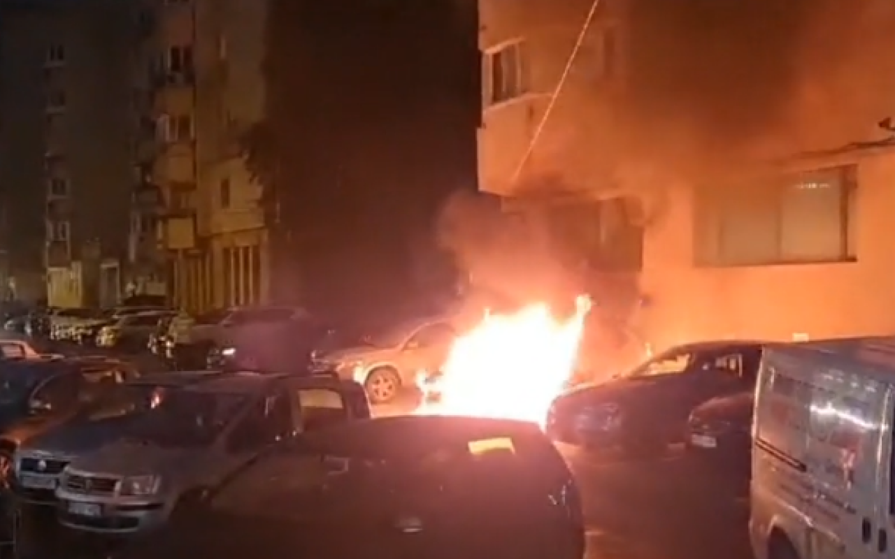 Atac în stil mafiot la Iași. O mașină s-a făcut scrum după ce un individ a aruncat cu un „cocktail Molotov” asupra ei