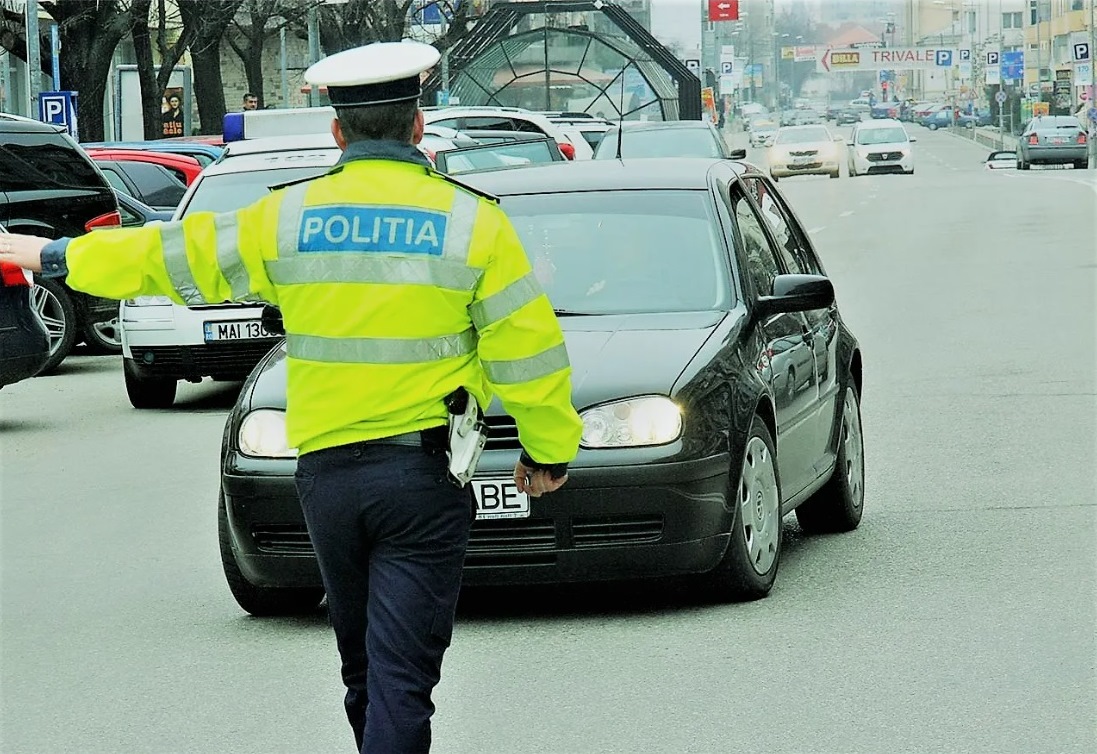 O femeie din BLAJ, amendată pentru că a oprit mașina într-o zonă interzisă ca să îi dea biberonul bebelușului. Ce reacție a putut avea judecătorul