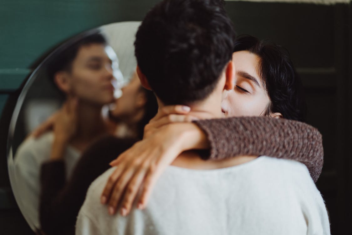 3 zodii de femei care TRĂDEAZĂ în relație. Ele iubesc doi bărbați și nu faci casă bună cu ele