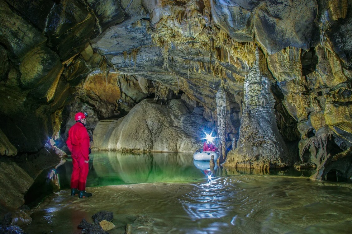 Operațiune contracronometru în Slovenia. Cinci persoane, trei turiști și doi ghizi, blocate într-o PEȘTERĂ inundată de o furtună