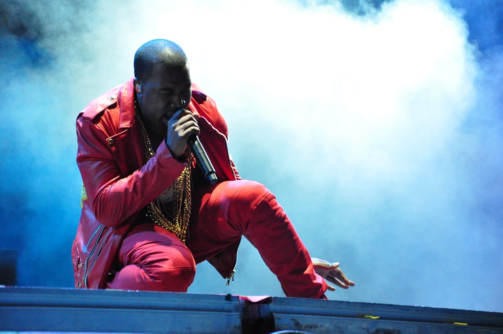 KANYE WEST a dat 850.000 de dolari ca să-și înlocuiască dantura cu dinți de titan. Cum arată celebrul rapper american
