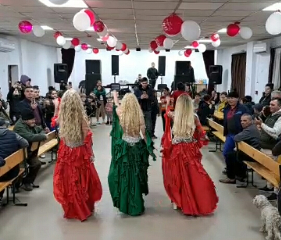 FOTO | Tradiții de Iordan cu DANS oriental într-o comună din Dâmbovița. Primarul a adus „dansatoare din buric”