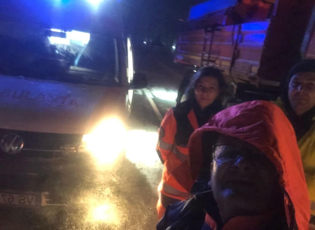 O gravidă a născut acasă, după ce ambulanța a rămas blocată în zăpadă. O asistentă și-a croit drum cu o mașină off-road până la ea