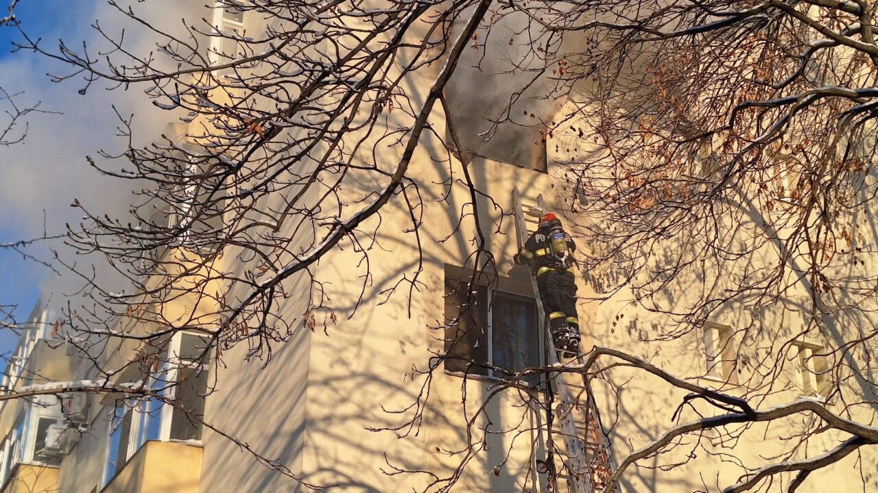 INCENDIU într-un bloc din Iași. O femeie și-a aruncat bebelușul pe geam, de la etajul 3, iar apoi a sărit și ea