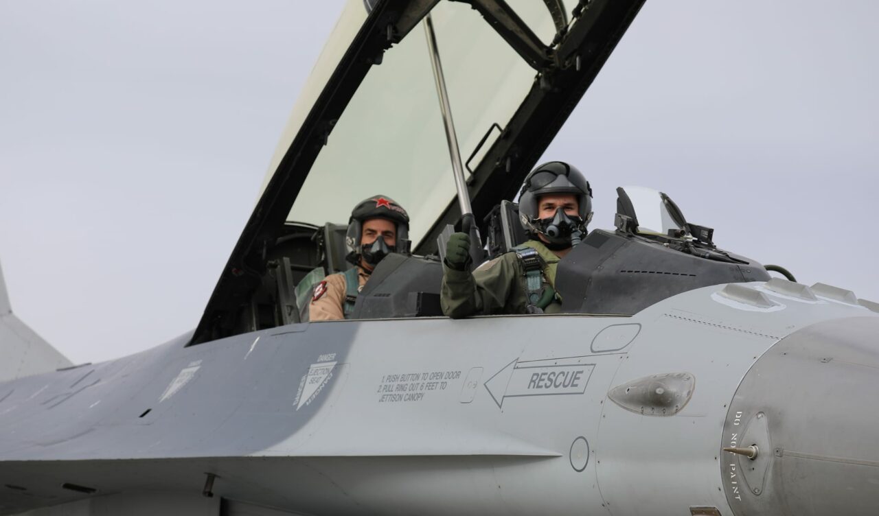 Piloții români se antrenează pe F-16 / Angel Tîlvăr: Vor continua instruirea până la atingerea nivelului „Pregătit Pentru Misiune”