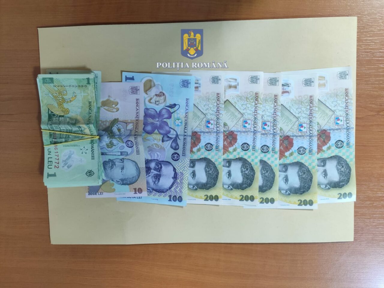 VIDEO | Bărbat jefuit de FIICA vitregă. Femeia a furat 25.000 de euro și bijuterii