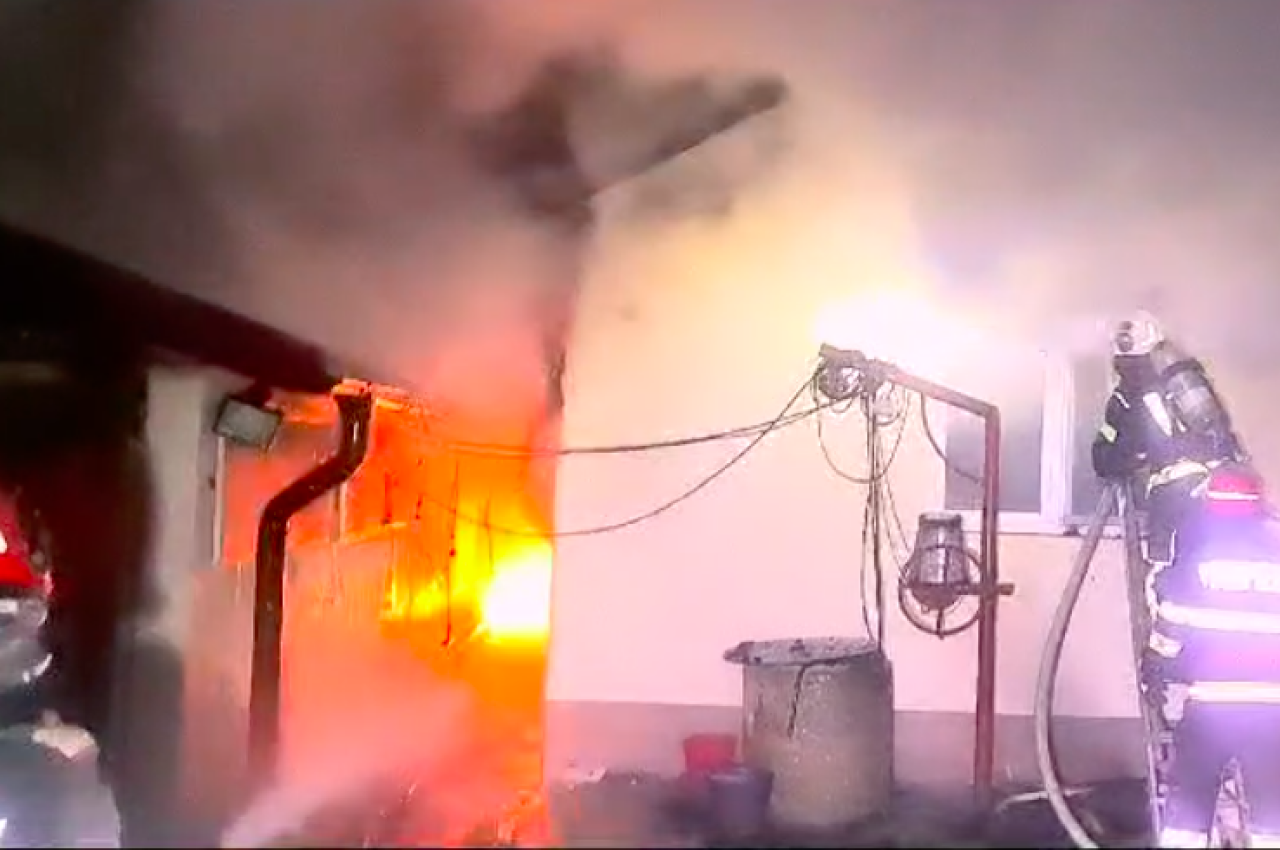 Capcanele iernii. Incendii uriașe în gospodării din Dâmbovița și Argeș