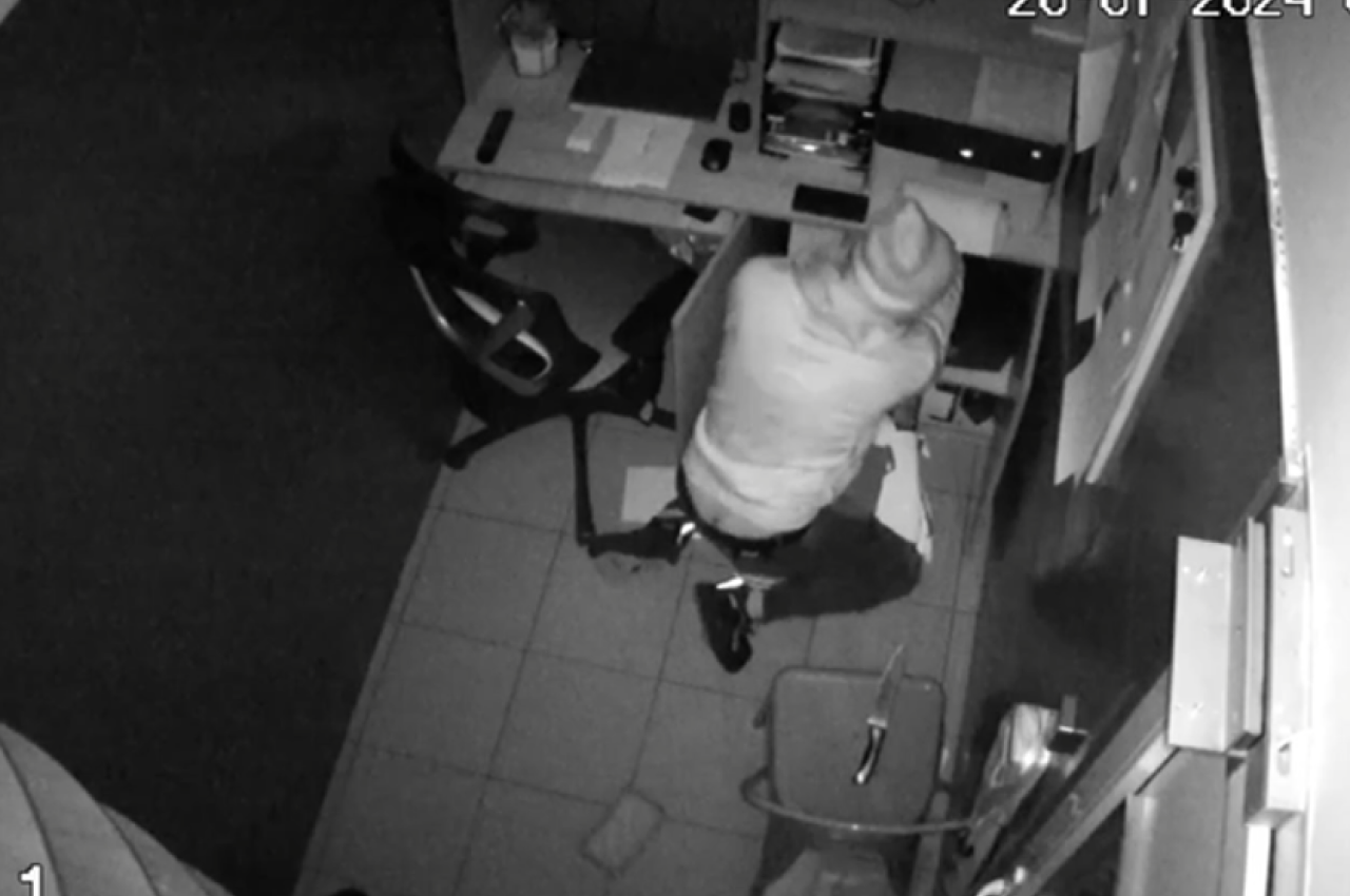 Un srilankez concediat de la un fast-food din Capitală a furat seiful cu 20.000 de lei al angajatorului său român. Cum a fost capturat