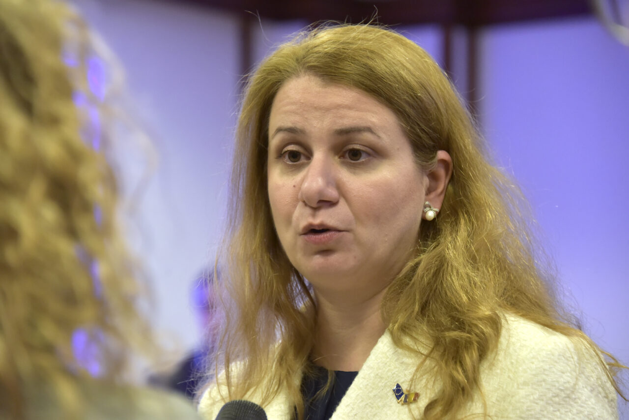 Ligia DECA: Cred că în acest an putem rezolva problema şcolilor cu grup sanitar în curte