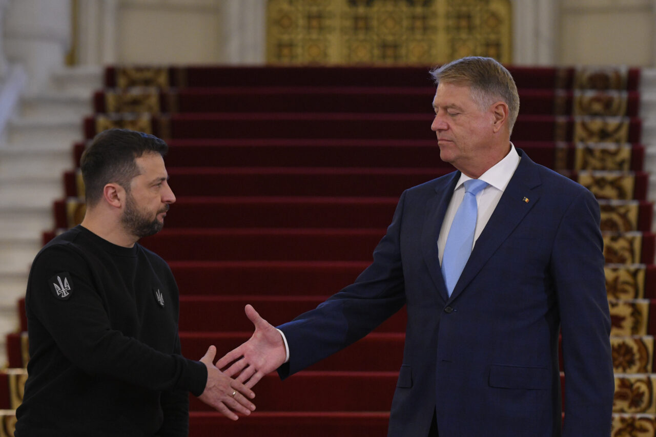 Klaus Iohannis a vorbit cu Volodimir Zelenski, la telefon, despre sprijin suplimentar pentru Ucraina