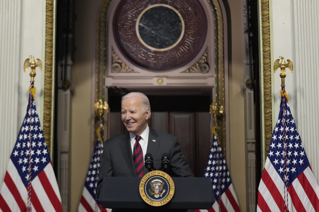 VIDEO | FAKE Joe Biden îndeamnă democrații să nu voteze la alegerile primare din New Hampshire / „Votul tău face diferența în noiembrie, nu marți”