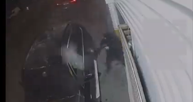 VIDEO: Crimă în stil mafiot la o benzinărie din Atena. Un celebru interlop a fost asasinat cu 90 de gloanțe trase dintr-un Kalasnikov