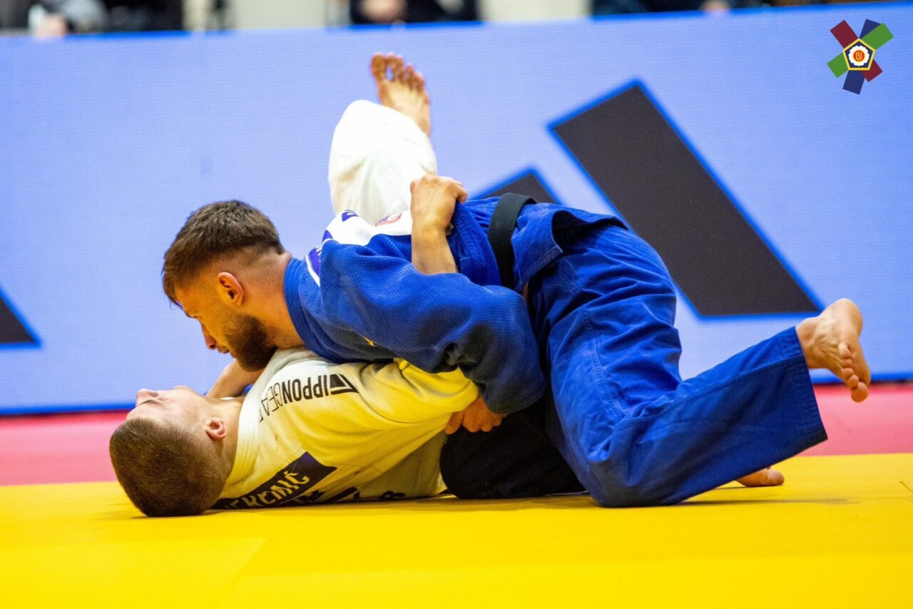 Din superstiție, cel mai nonconformist judoka LUPTĂ doar în kimono albastru